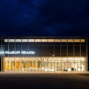 Bauhaus Museum Dessau, hell beleuchtet bei Dunkelheit