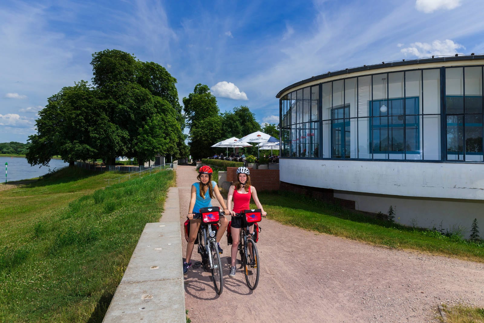 Zwei Radfahrer auf dem Elberadweg vorm Kornhaus