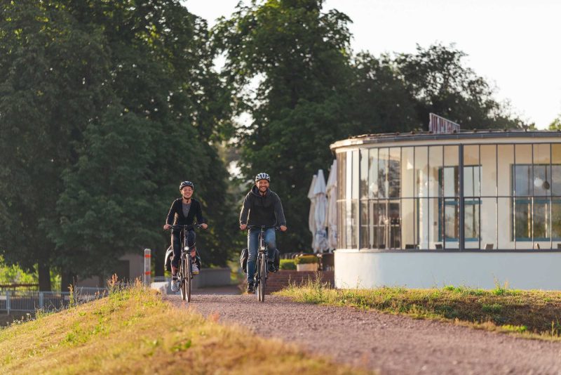 Zwei Radfahrer auf dem Elberadweg am Kornhaus Dessau