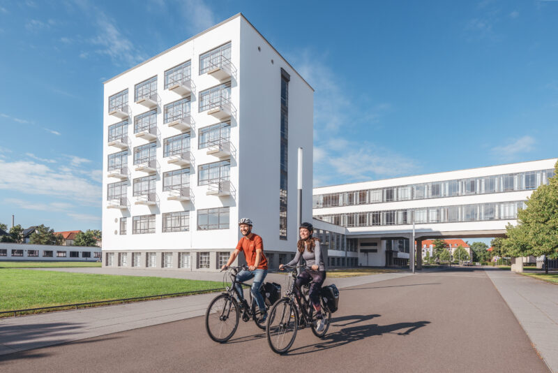 Radfahrer vor dem Bauhaus