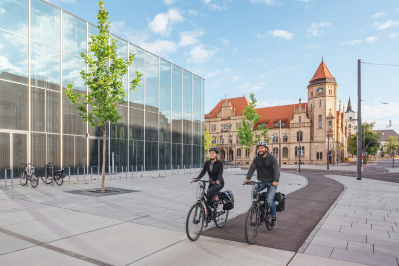 Zwei Radfahrer vor dem Bauhaus Museum in Dessau