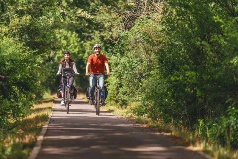 Zwei Radfahrer im Grünen