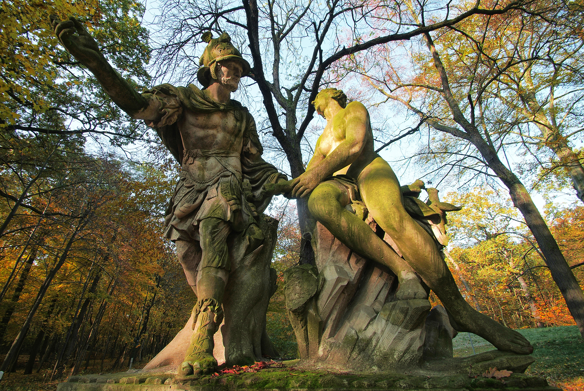 Zwei Skulpturen im Kuehnauer Park Dessau im Herbst