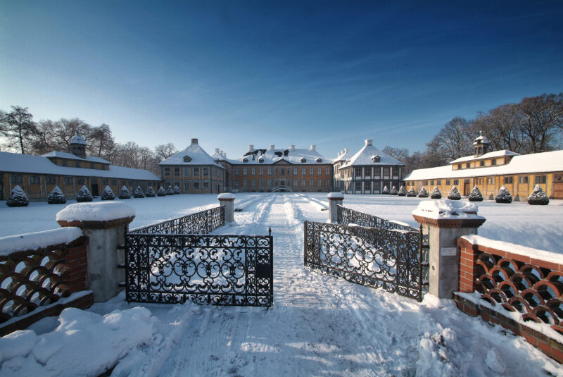 Einfahrt zum Schloss Oranienbaum im Winter