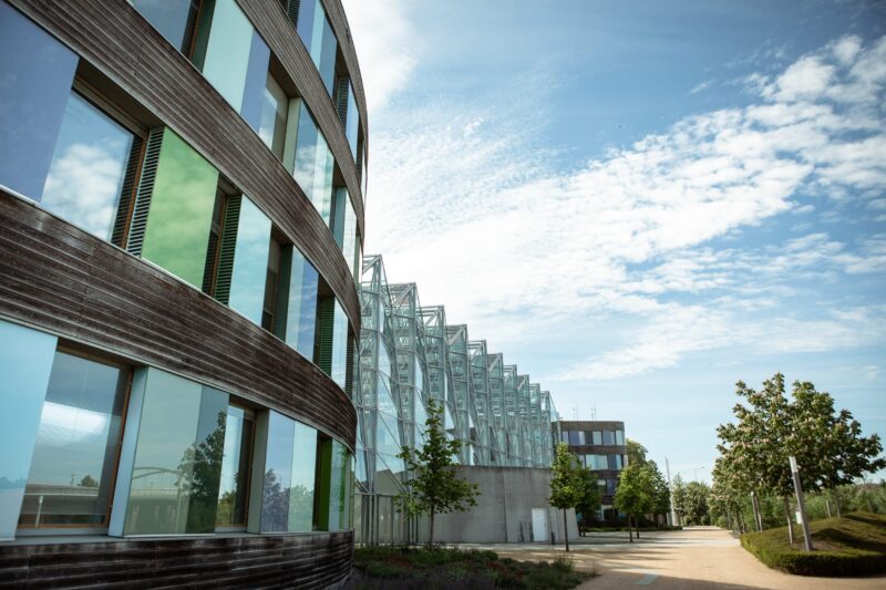 Umweltbundesamt in Dessau Außenansicht Sommer