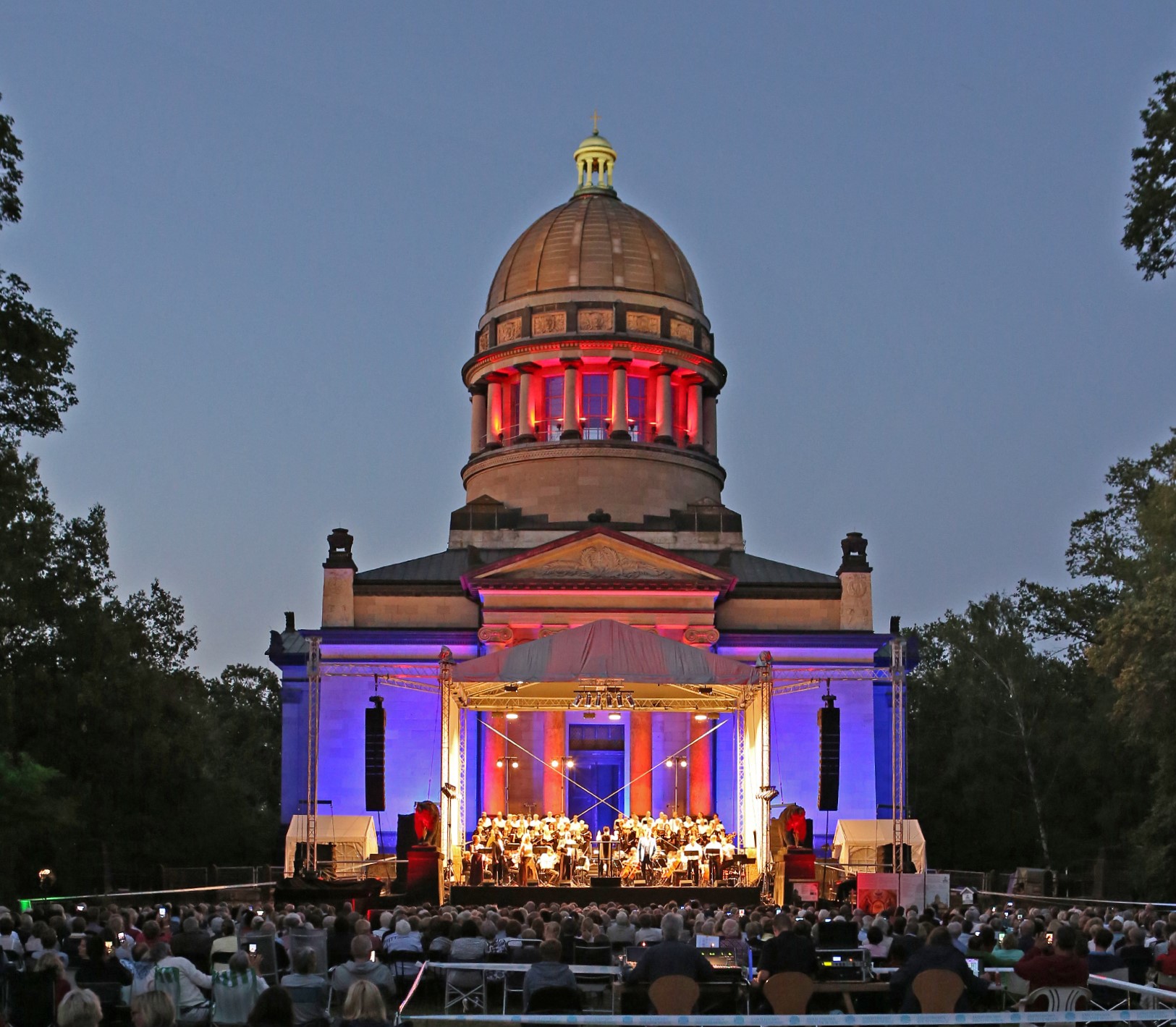 Theater Open-Air vor dem Mausoleum