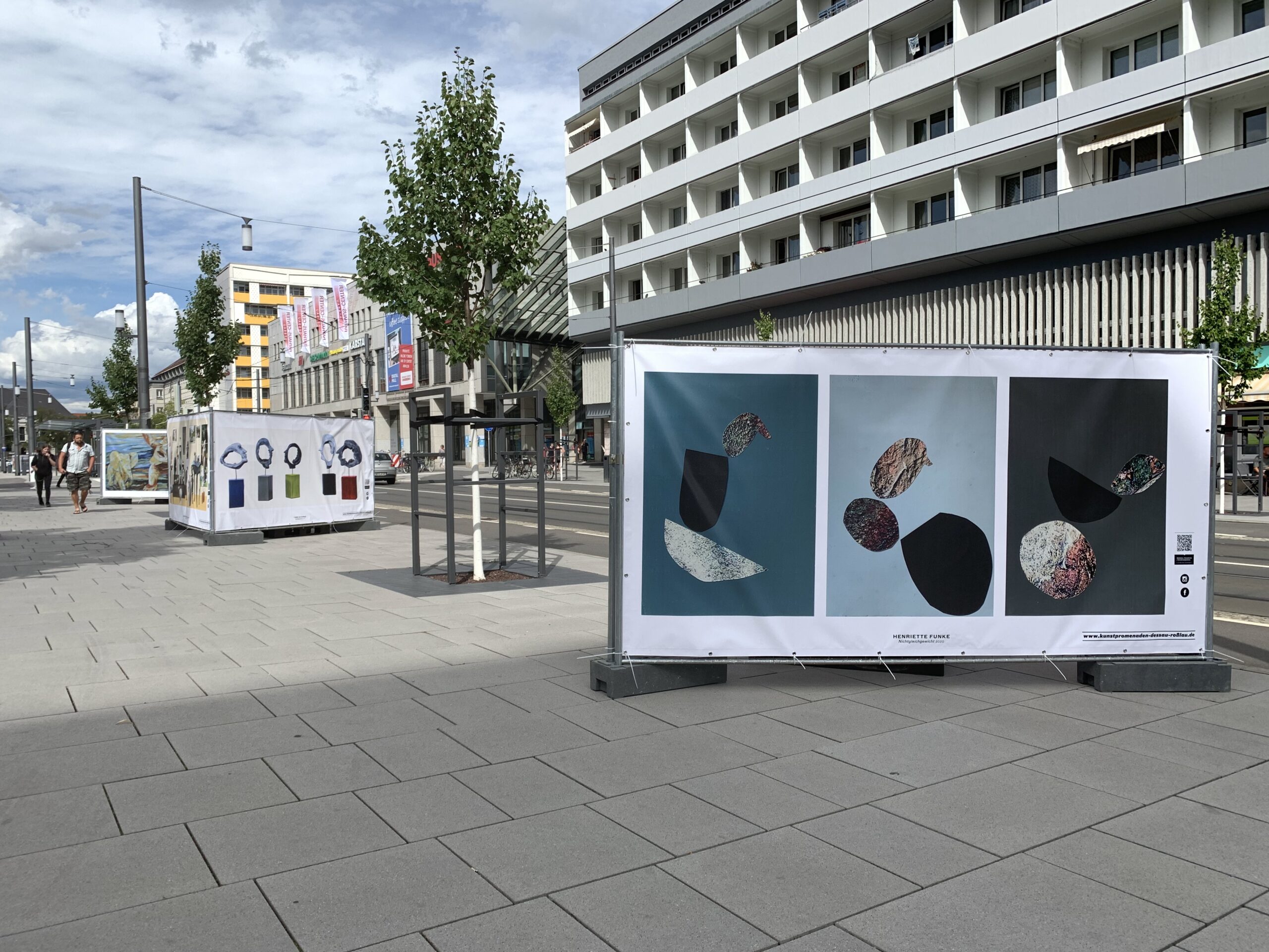 Blick auf mehrere Bilder der Ausstellung "Kunstpromenaden"