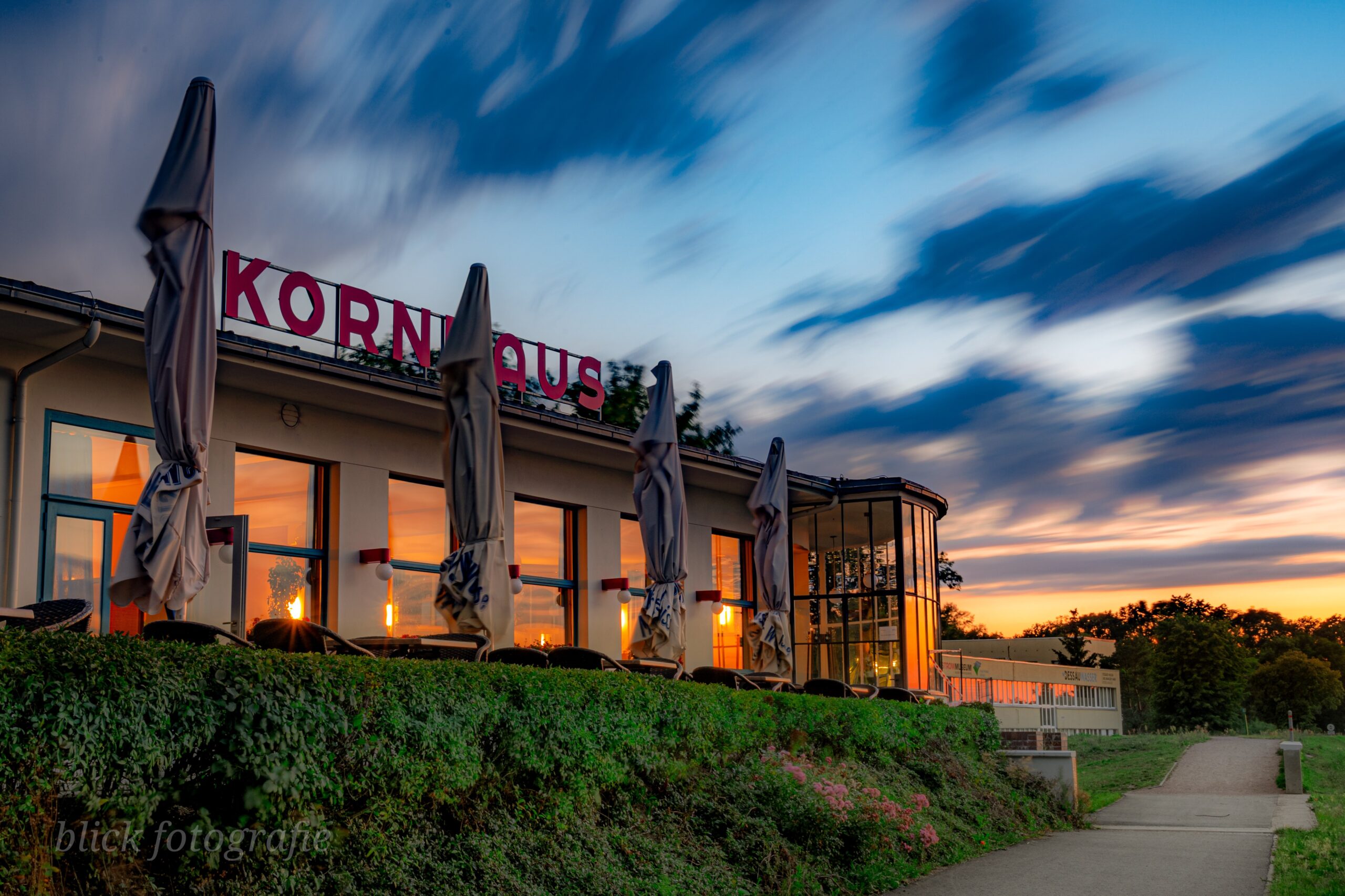 Kornhaus Dessau an der Elbe in Abendstimmung