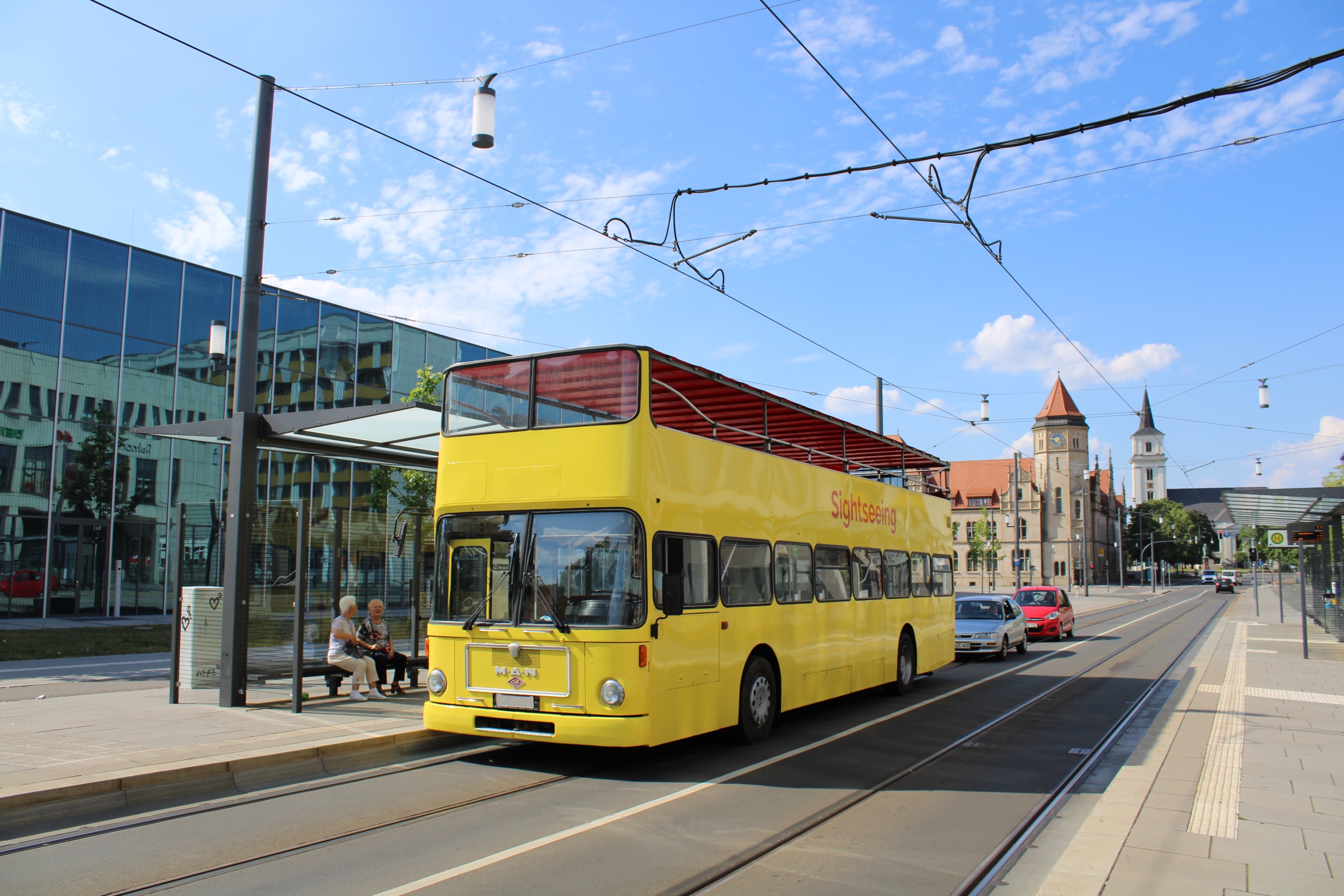 Stadtrundfahrt mit Doppeldecker vor dem Bauhaus Museum