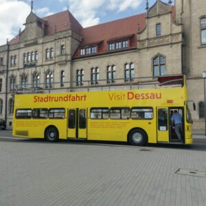 Stadtrundfahrt im gelben Doppeldeckerbus