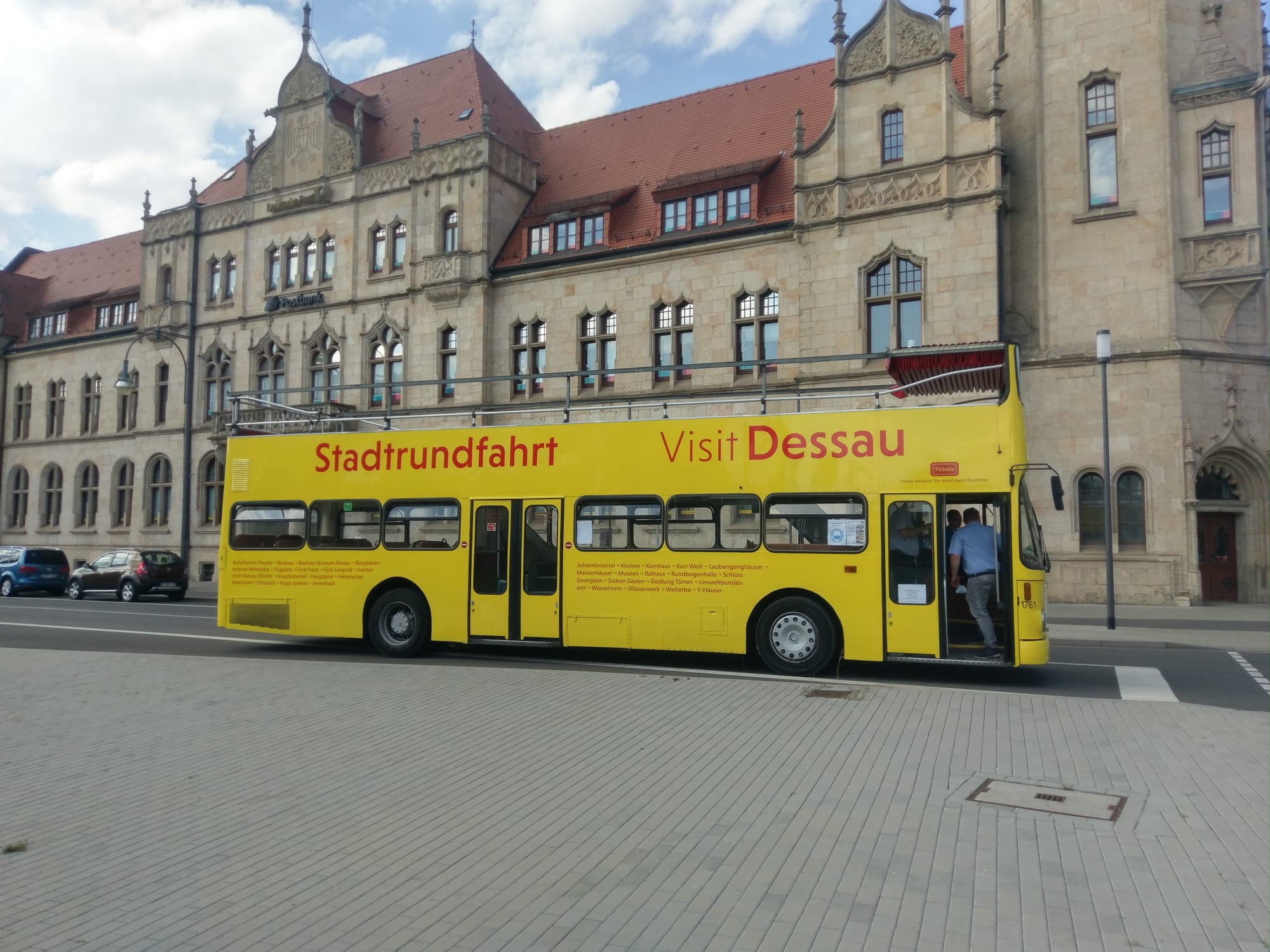 Stadtrundfahrt im gelben Doppeldeckerbus