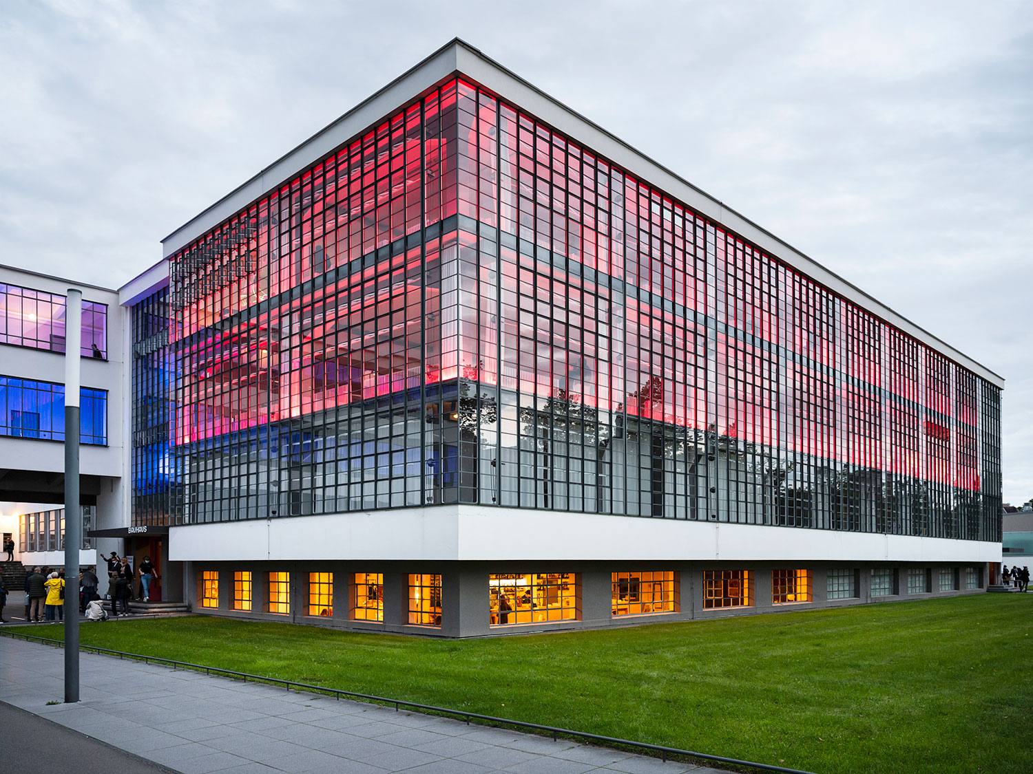 Das beleuchtete Bauhaus in Dessau