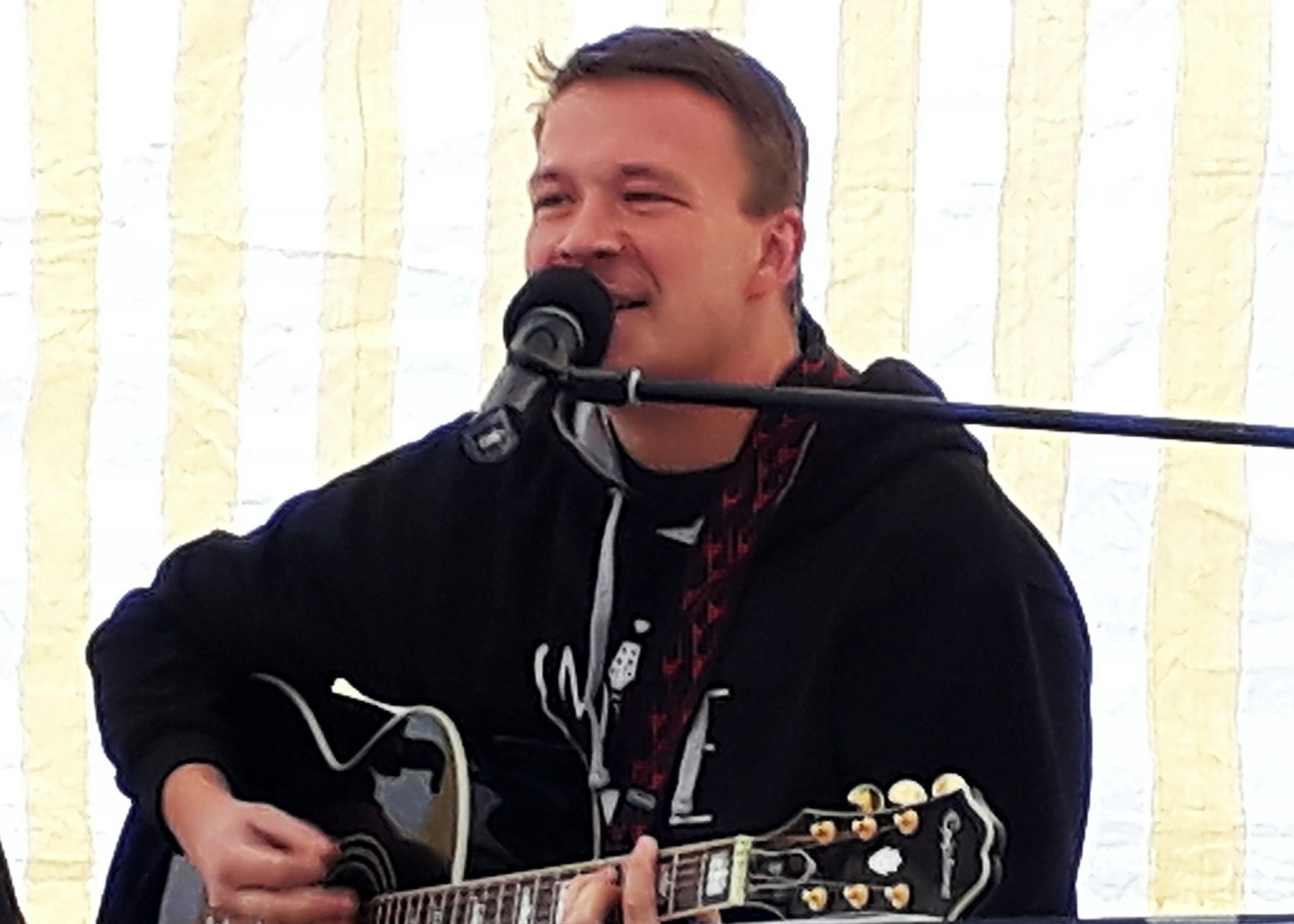 Porträt von Christoph Roßner mit Gitarre