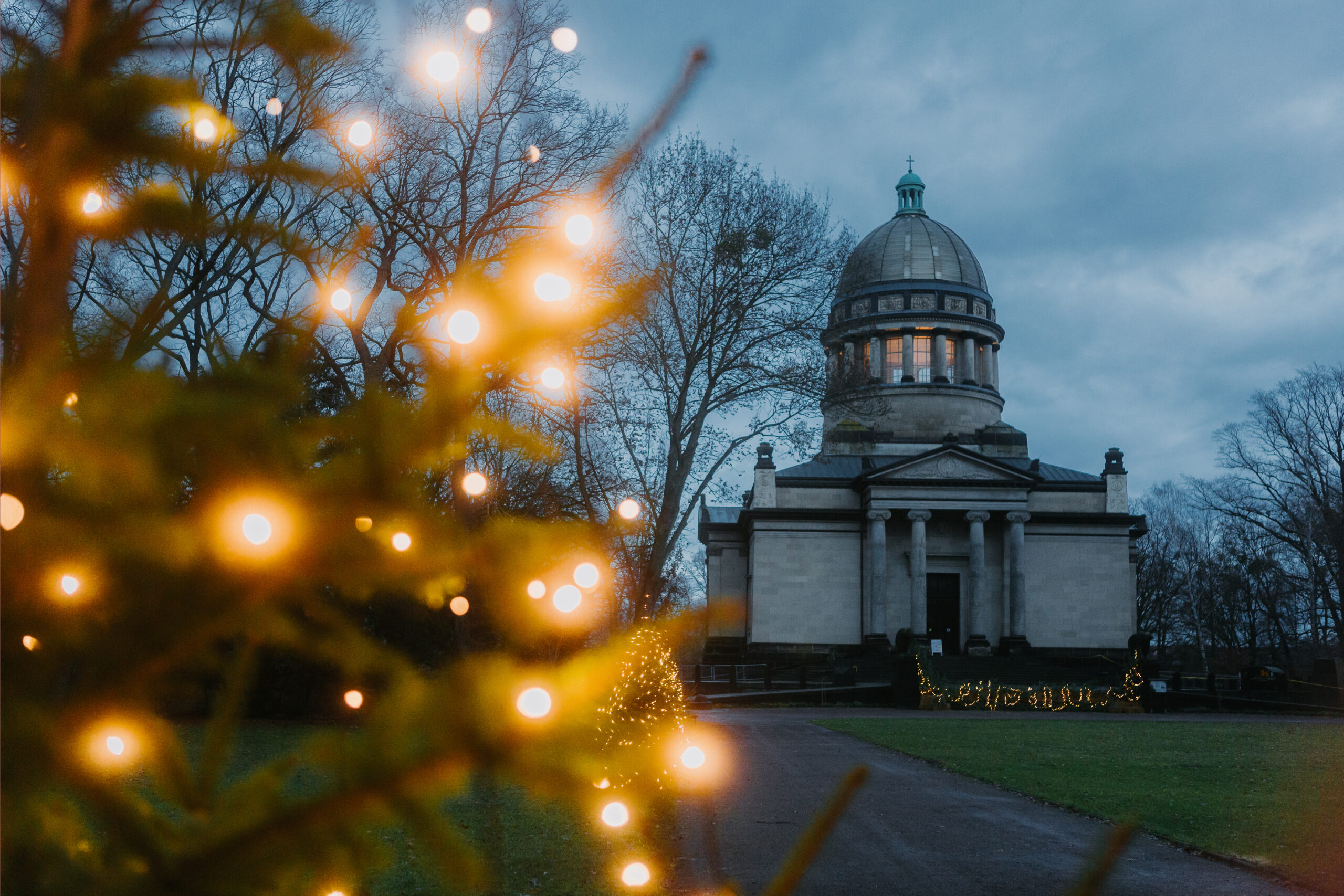 Das Mausoleum im Dessauer Tierpark zur Weihnachtszeit