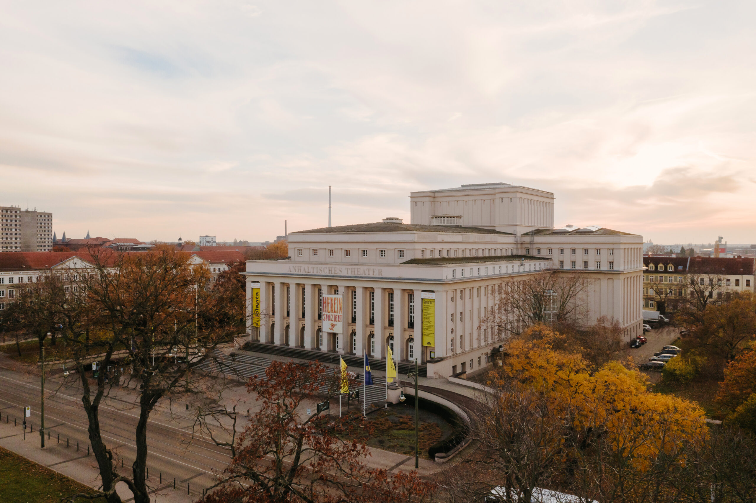 Das Anhaltische Theater in Dessau im Herbst