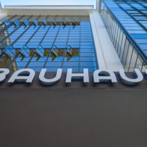 Bauhausgebäude Dessau mit Schriftzug über Eingang