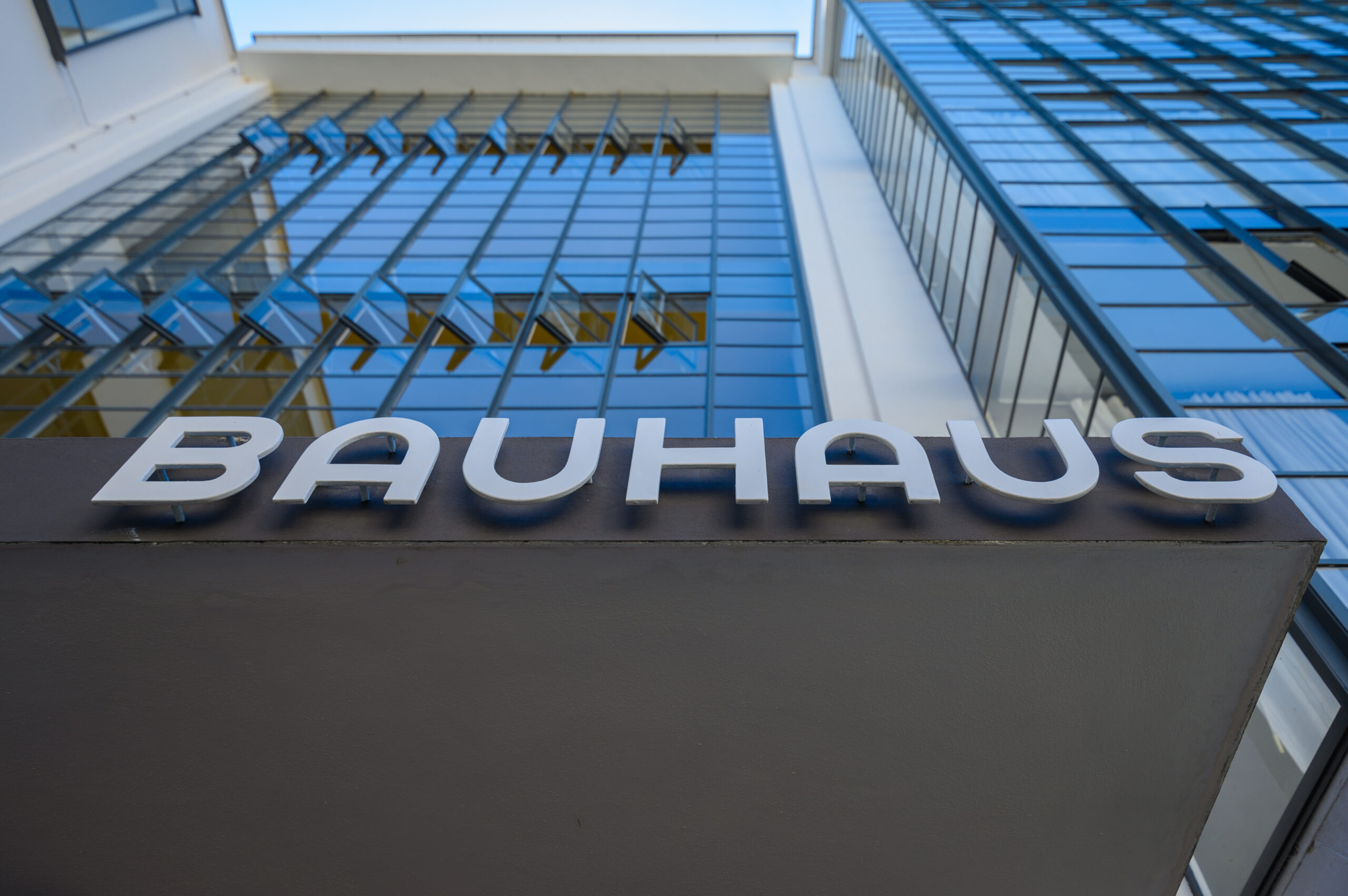 Bauhausgebäude Dessau mit Schriftzug über Eingang