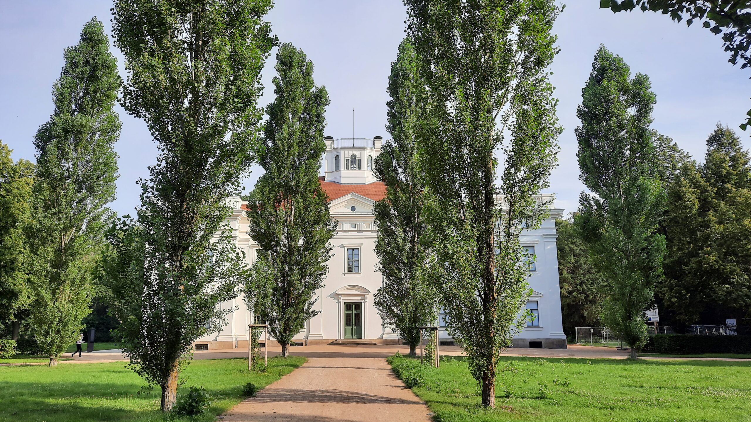 Die Anhaltische Gemäldegalerie in Frontansicht im Sommer