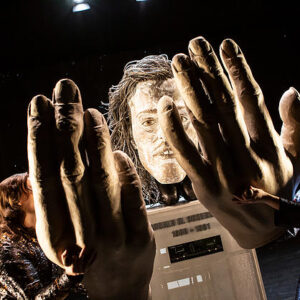 Szenenfoto aus Schernikau-Schauspiel mit Puppe