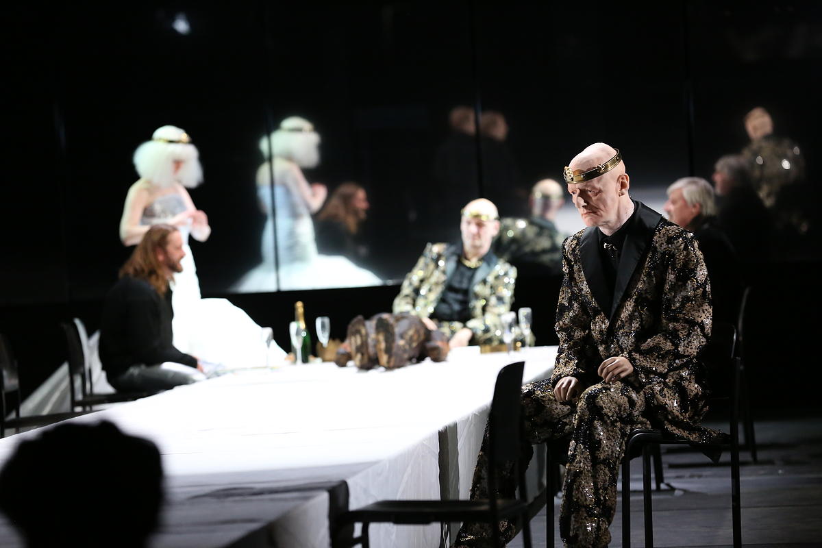 Szenenfoto aus Hamlet, Anhaltisches Theater Dessau, Foto Claudia Heysel