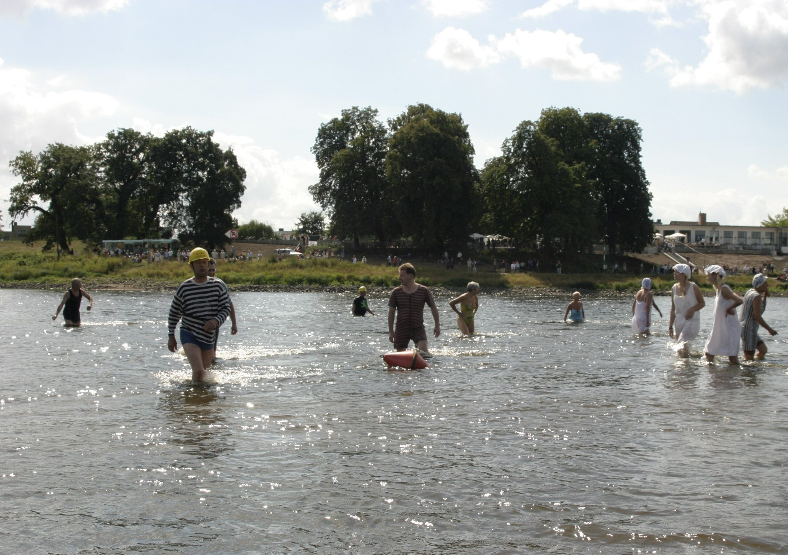 Elbebadetag_Baden in der Elbe_Foto Hartmut Neuhaus