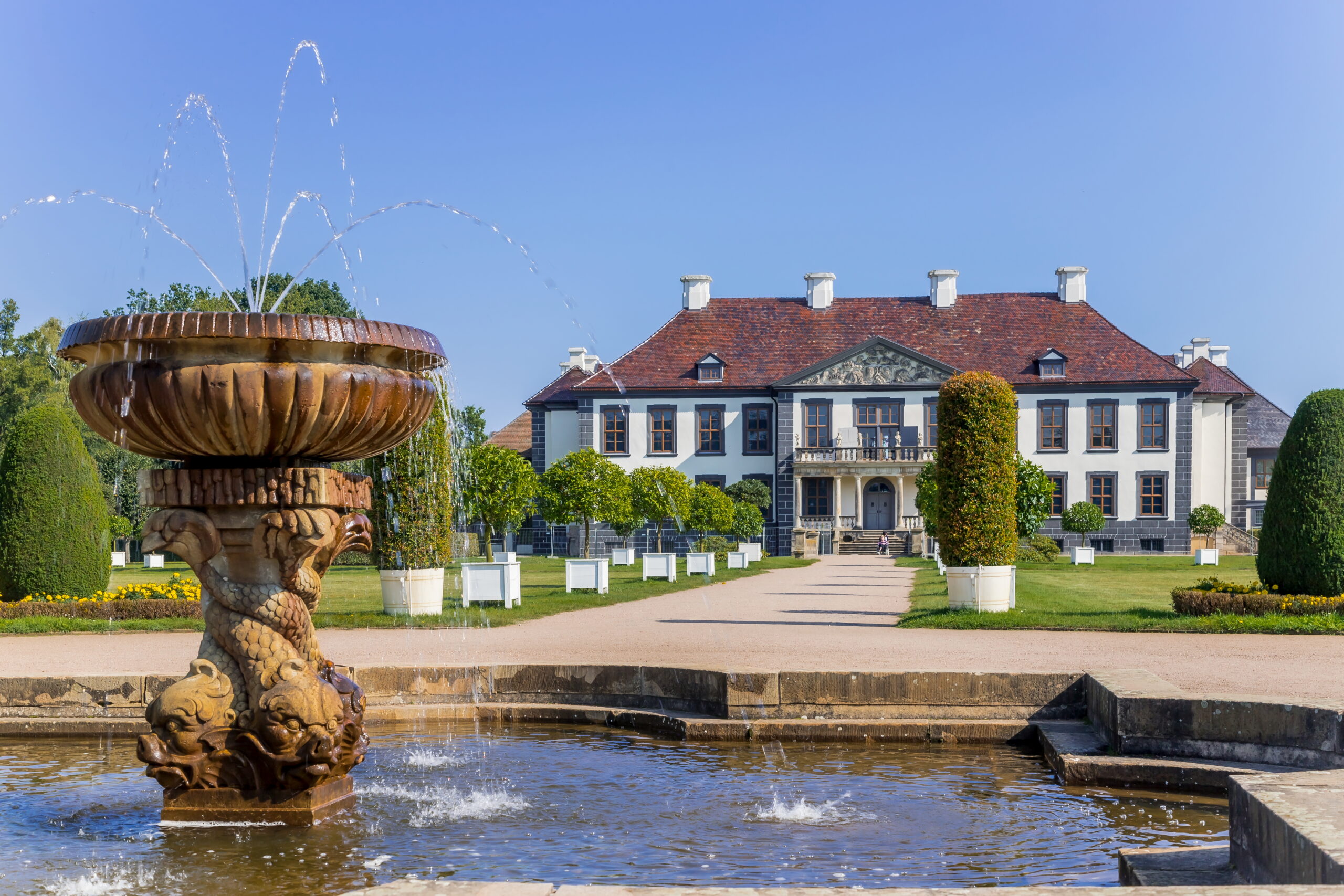 Schloss Oranienbaum mit Springbrunnen