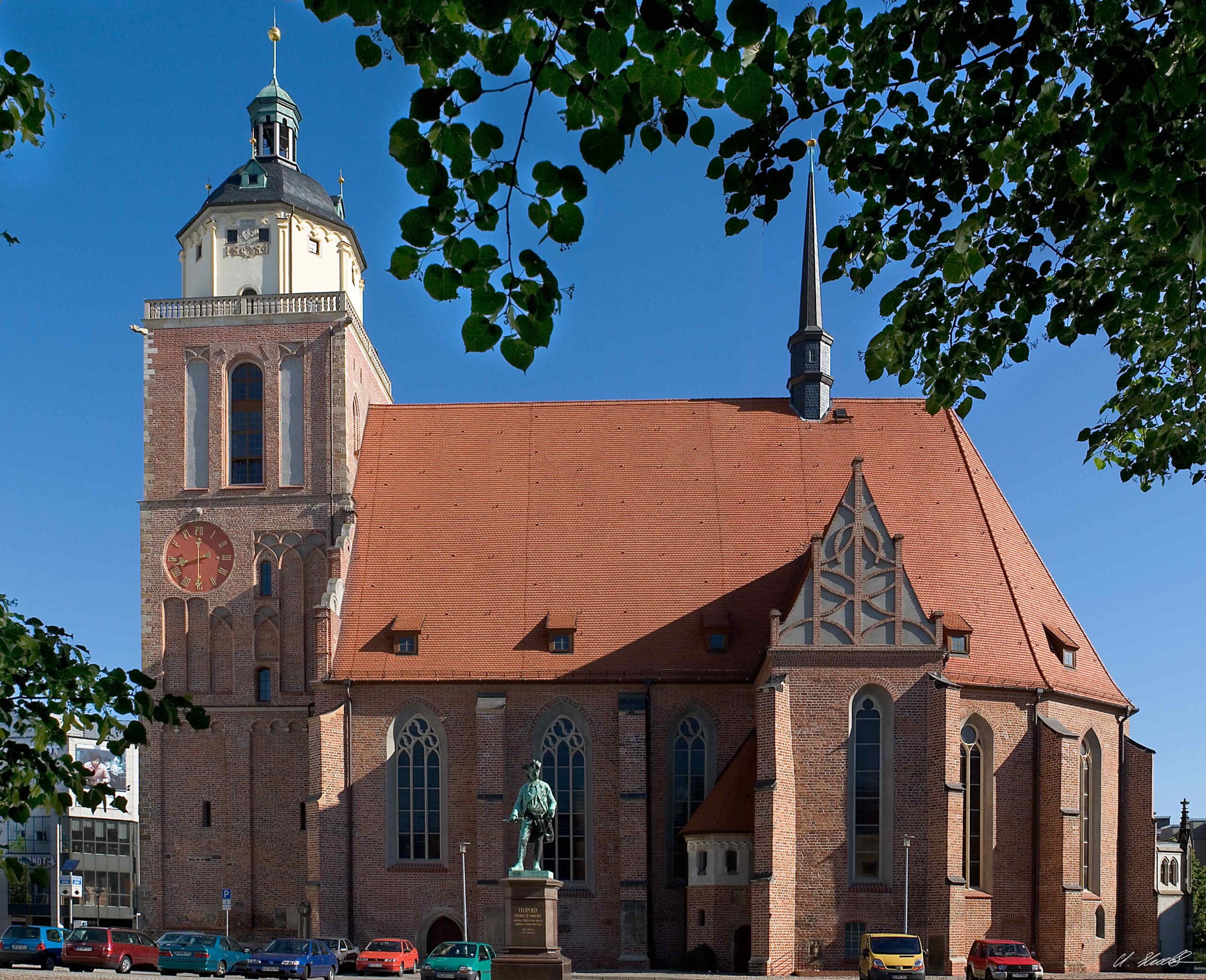 Marienkirche in Dessau, Außenansicht im Sommer