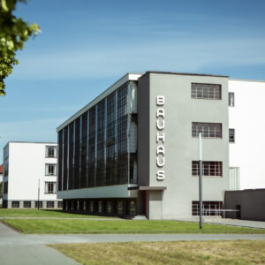 Das Bauhausgebäude in Dessau mit dem berühmten Schriftzug