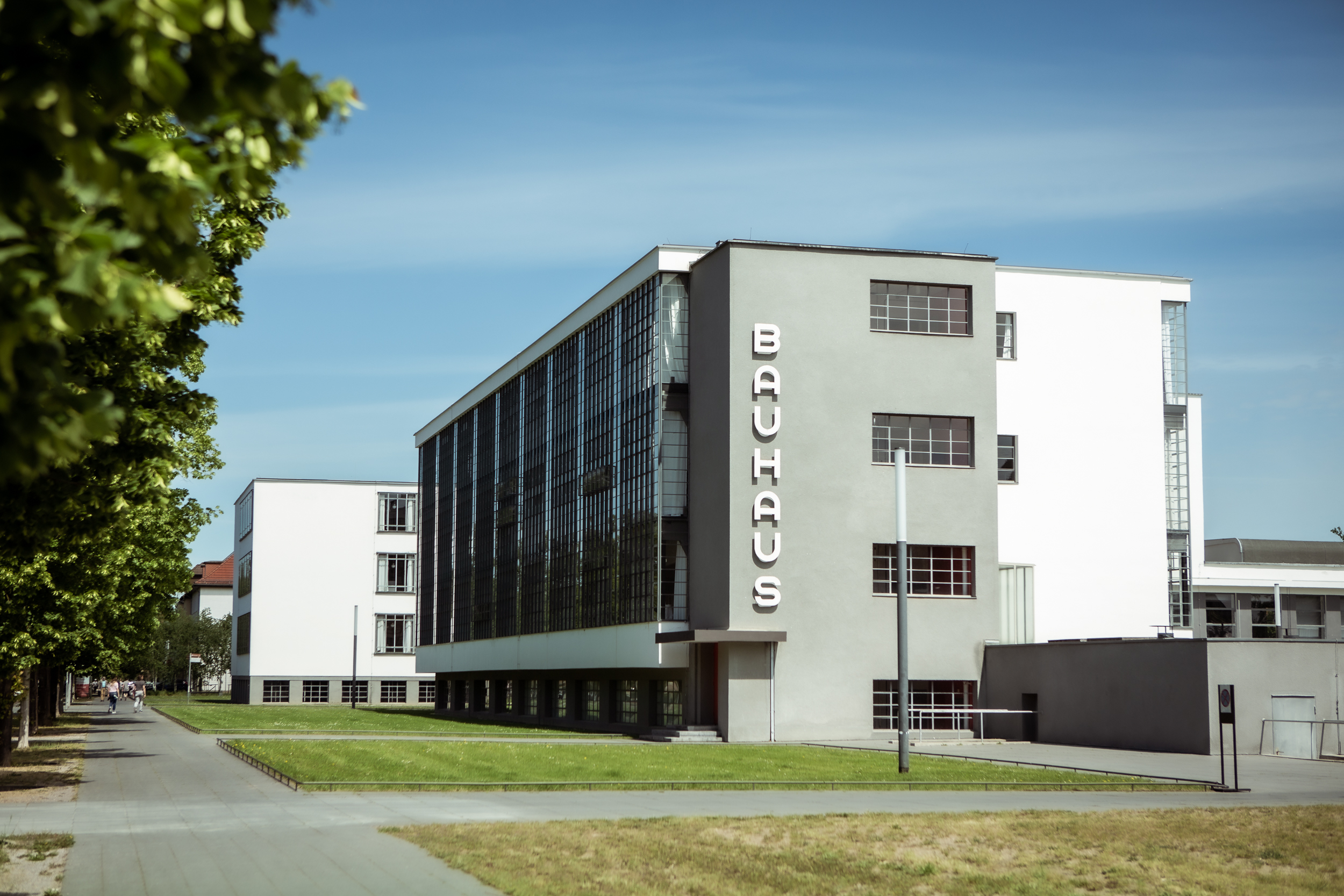 Das Bauhausgebäude in Dessau mit dem berühmten Schriftzug