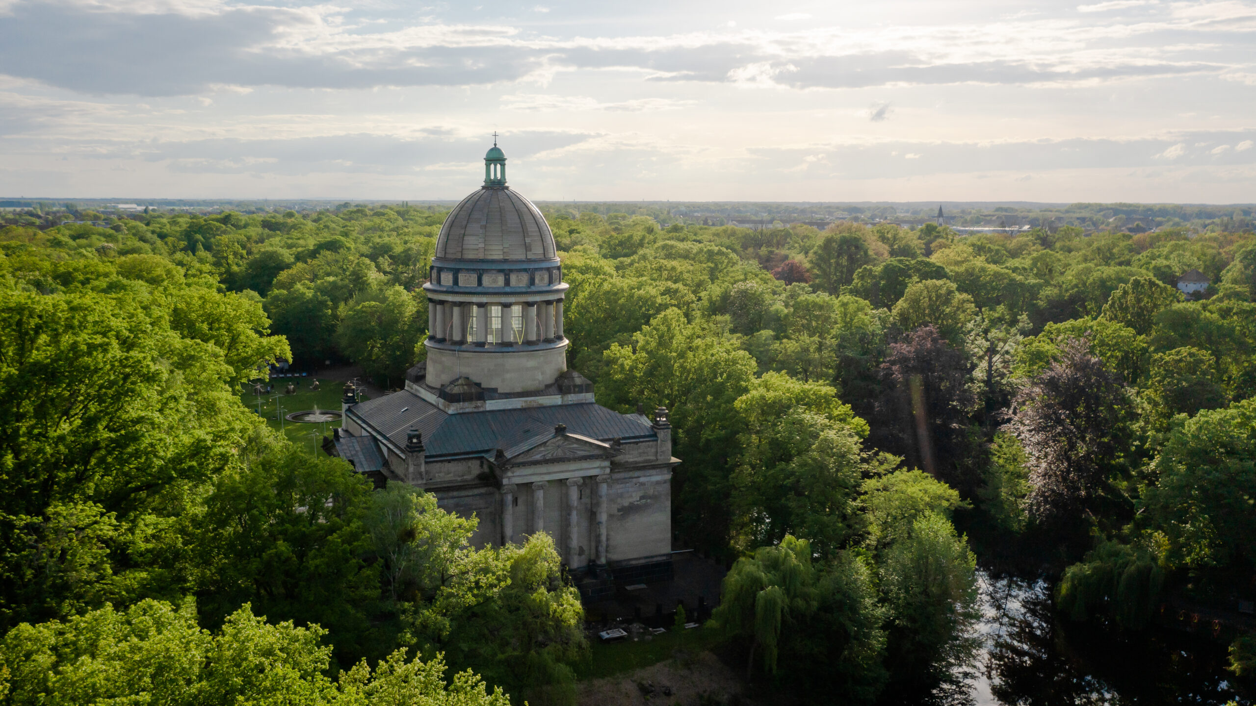 Ansicht aus der Luft auf das Mausoleum im Tierpark