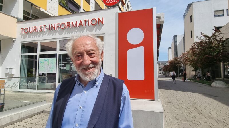 Dieter Hallervorden vor der Tourist-Information Dessau