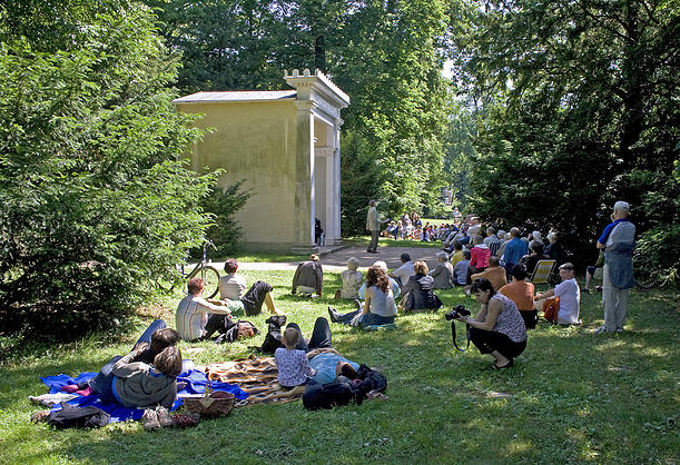 Menschenmenge lauscht dem Konzert "...und sonntags ins Luisium" im Park Luisium