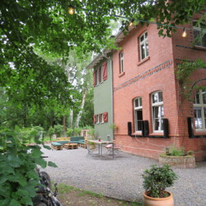 Das Landhaus von außen im Grünen