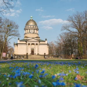 Blick auf das Mausoleum im Tierpark Dessau
