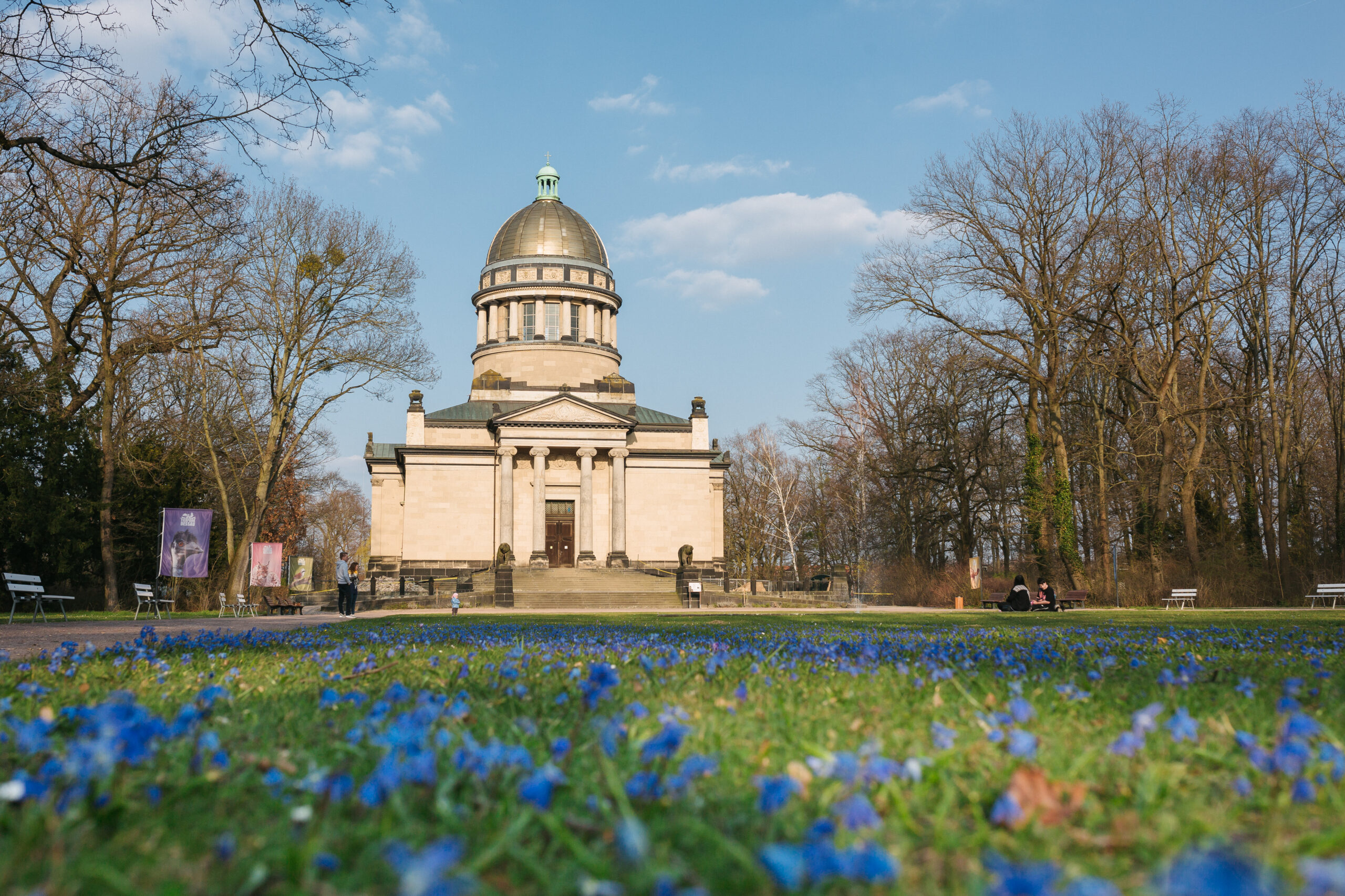 Blick auf das Mausoleum im Tierpark Dessau
