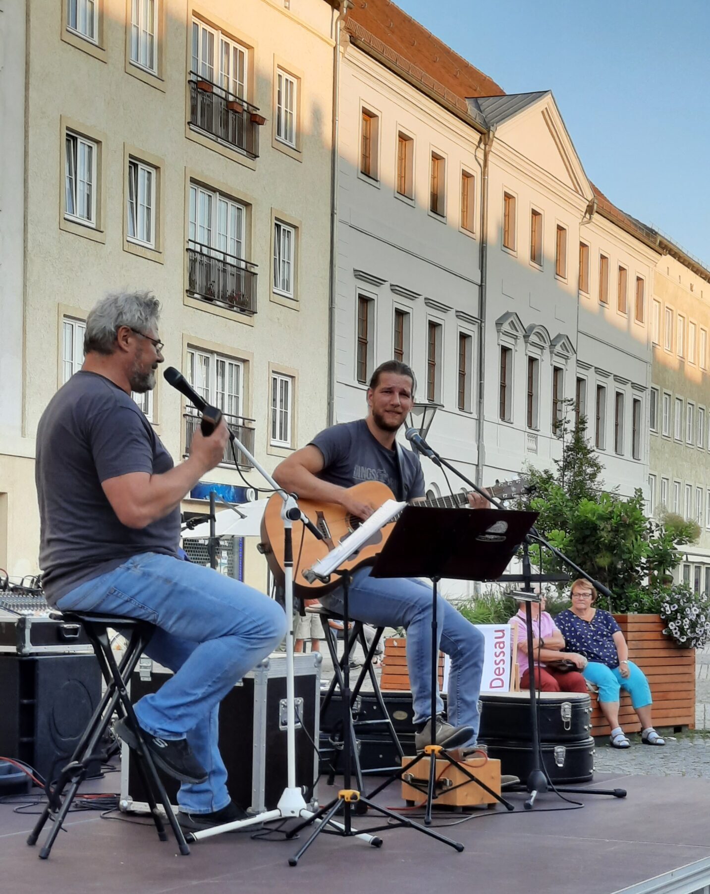 Die Zwei Männer von Dings & Bumbs auf der Bühne