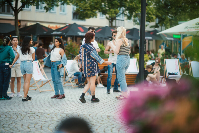 tanzende junge Menschen auf dem Marktplatz