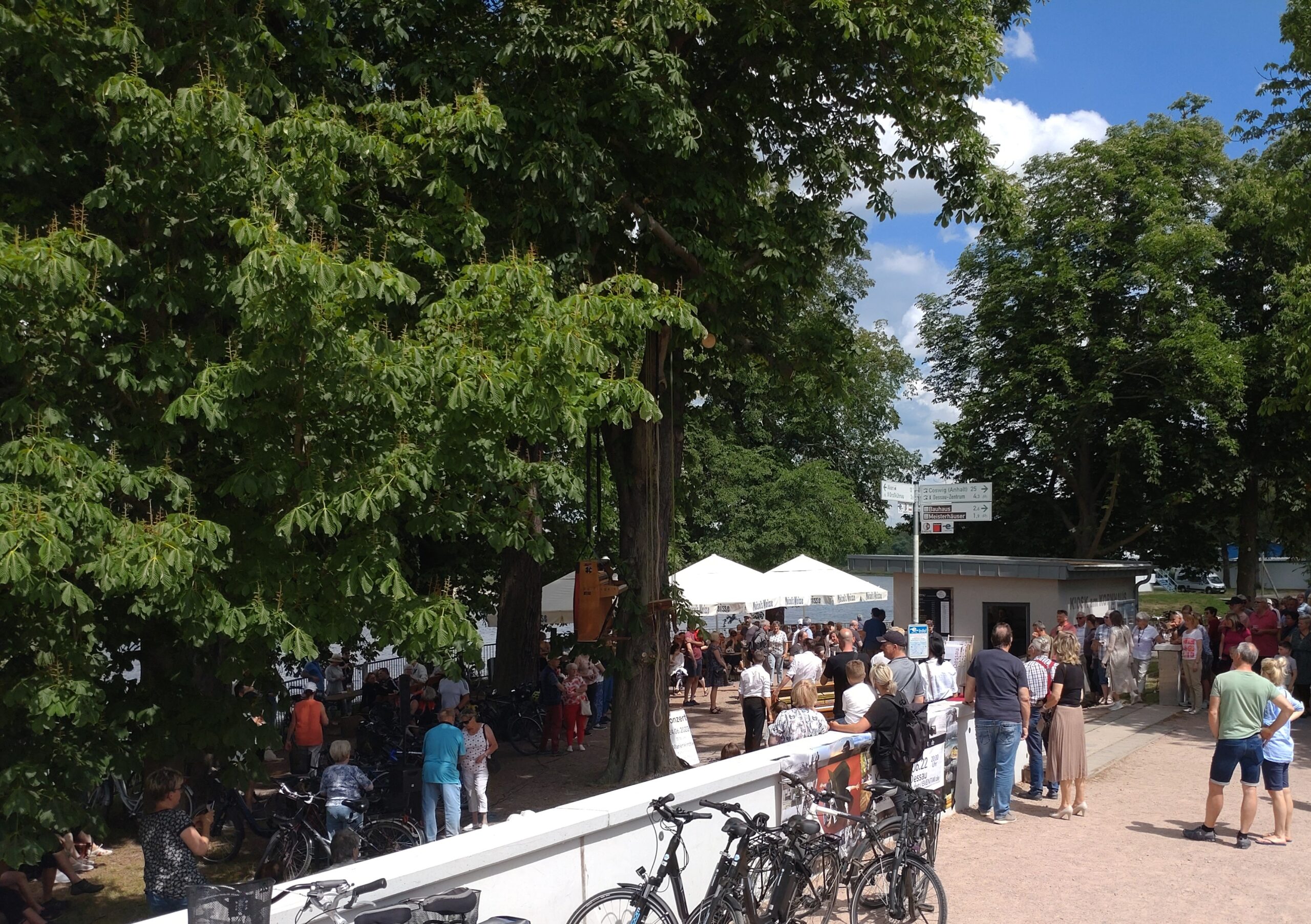 Menschenmenge vor dem Kiosk am Kornhaus