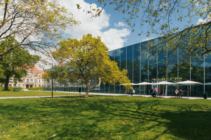 Blick auf das Bauhaus Museum mit Außengastronomie