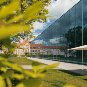 Blick auf das Bauhaus Museum mit Außengastronomie
