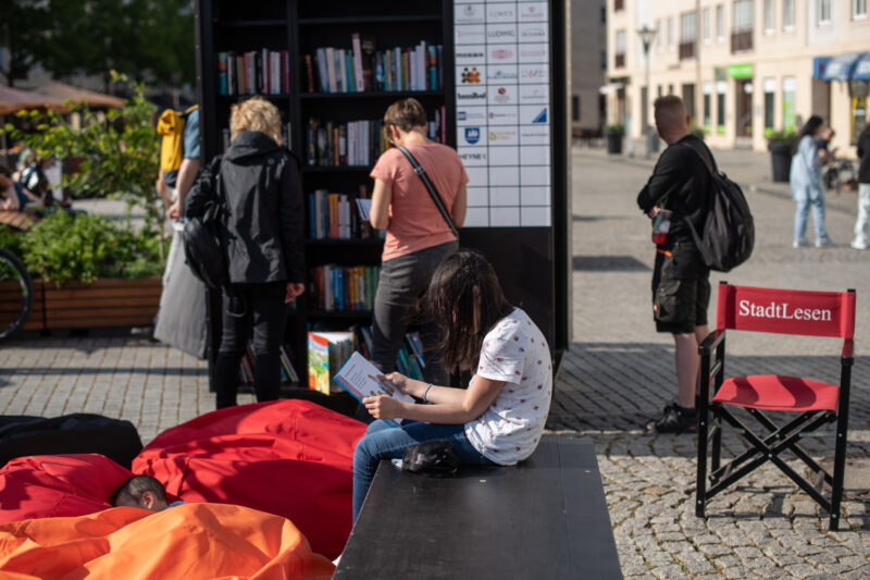 Impression vom Stadtlesen auf dem Dessauer Marktplatz.