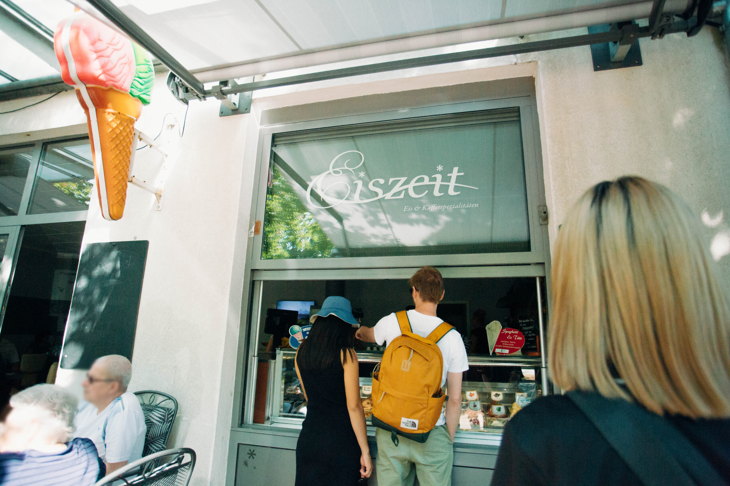 Das Café Eiszeit in Dessau mit seinem Außenverkauf