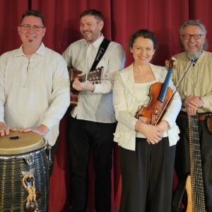 Bandfoto Old Shoes & Smelly Socks, 3 Männer und eine Frau mit Instrumenten
