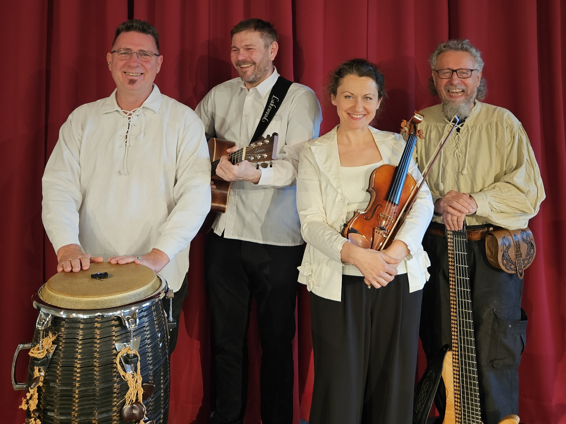 Bandfoto Old Shoes & Smelly Socks, 3 Männer und eine Frau mit Instrumenten