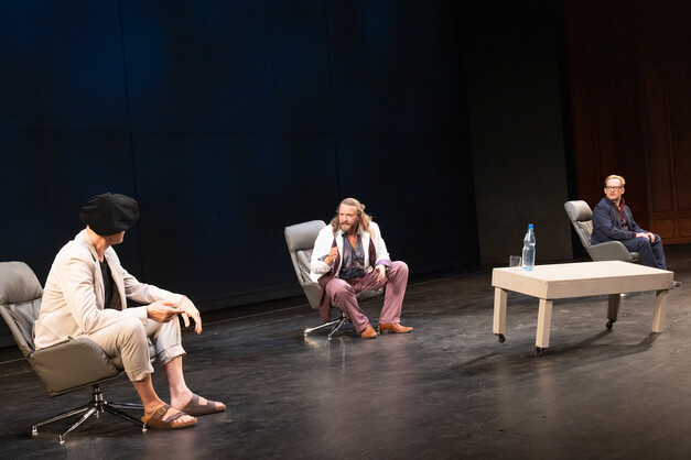 Szenenfoto aus Ein bisschen Ruhe vor dem Sturm im Anhaltischen Theater Dessau, Foto Claudia Heysel