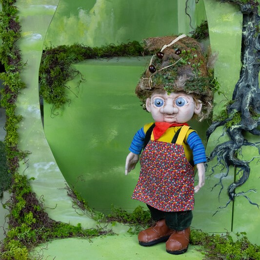 Hörbe mit dem großen Hut, Puppe nach einem Entwurf von Tülin Hagemann