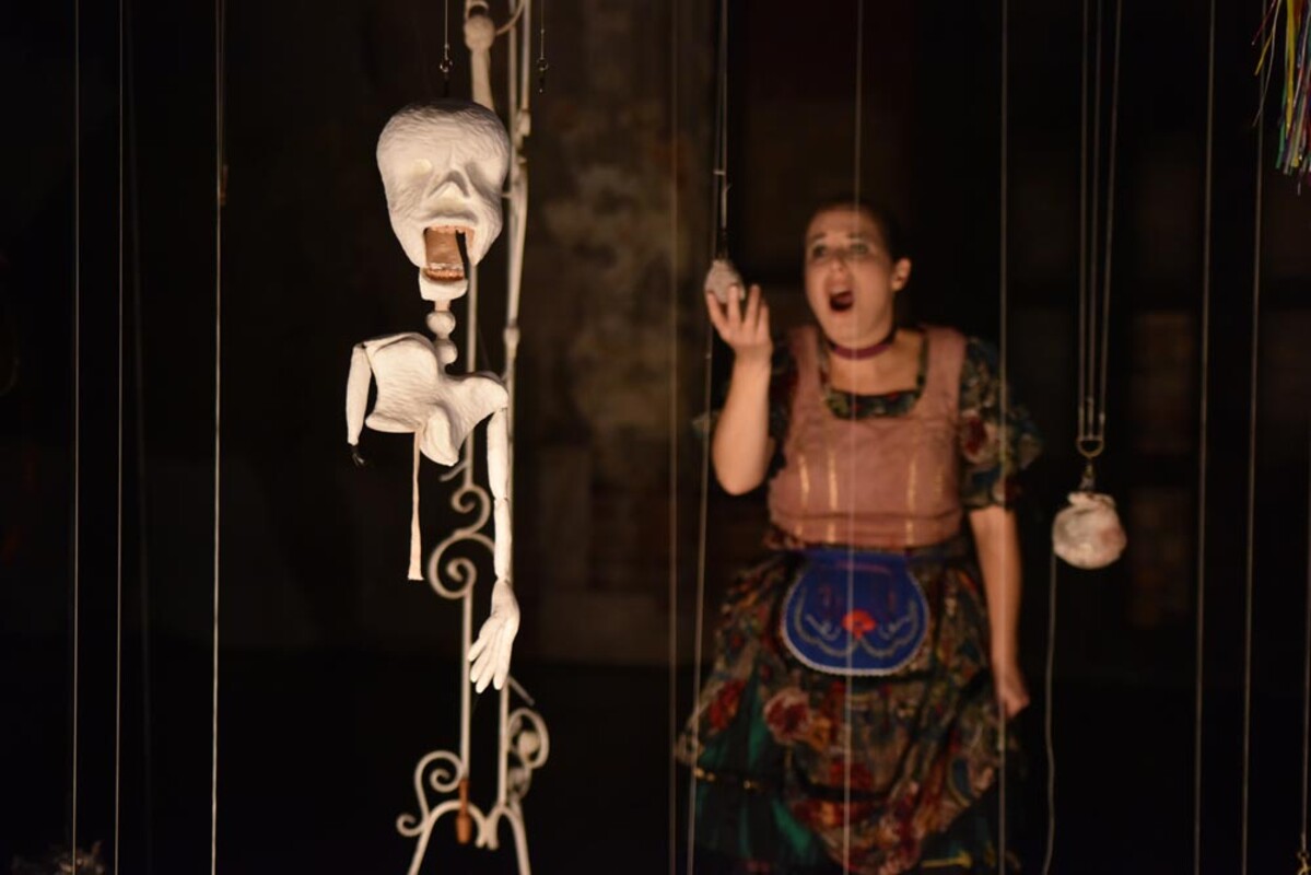 Szenenfoto aus Geister im Alten Theater Dessau, Foto Astrid Endruweit