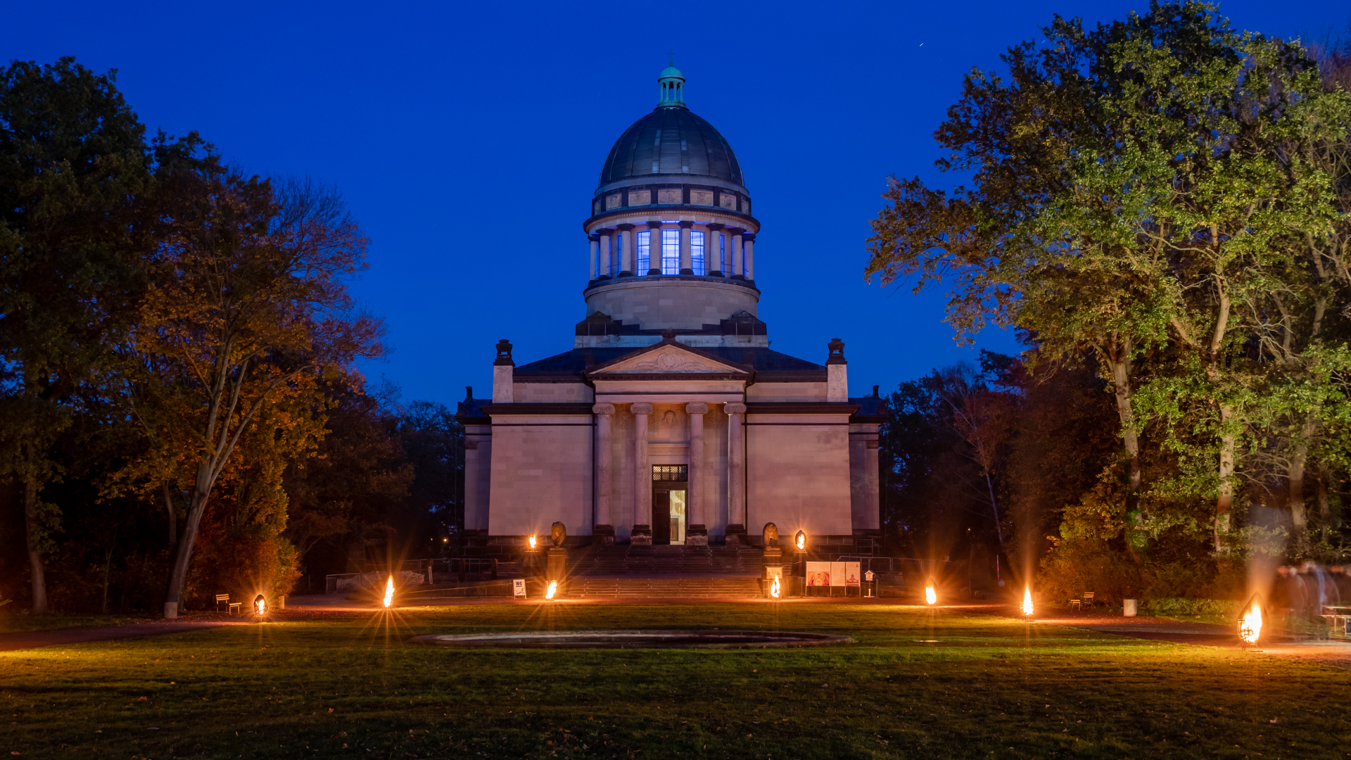 Mausoleum im Tierpark Dessau bei Dunkelheit, Foto Tierpark Dessau