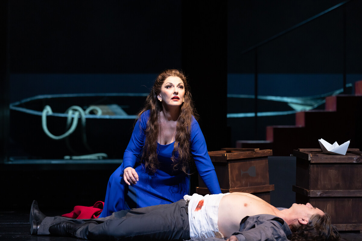 Szenenfoto aus Tristan und Isolde, Oper im Anhaltischen Theater Dessau, Foto Claudia Heysel