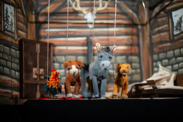 Szenenfoto aus Die Bremer Stadtmusikanten im Alten Theater Dessau, Foto Aileen Dianne Krause